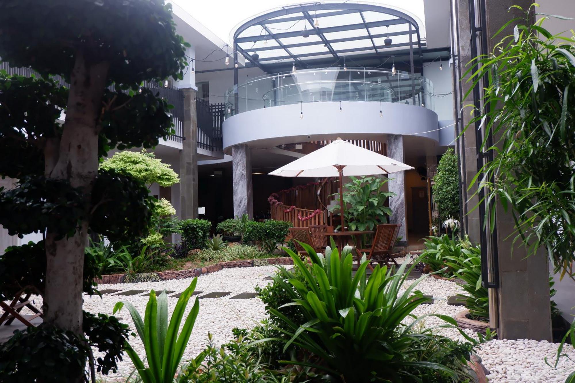 Grand Samota Hotel Sumbawa Esterno foto